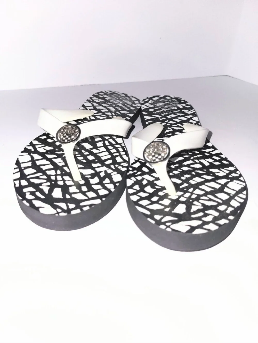 NWOT Vince Camuto Black & White Abstract Flip Flop Thong Sandal Large 8.5-9